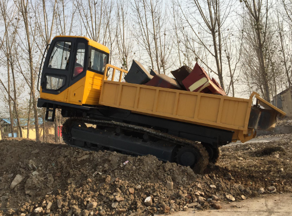 履帶運(yùn)輸車現(xiàn)場施工中